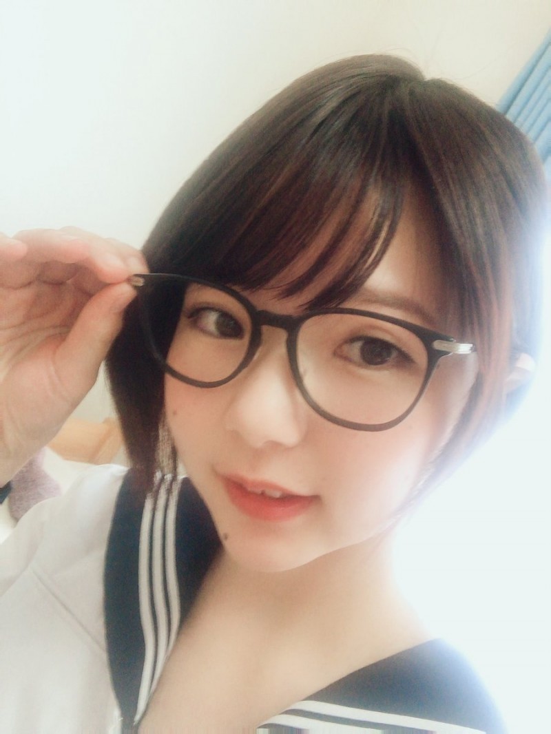 雪白牛奶肌眼镜妹「初爱宁宁」挺H罩杯AV出道！