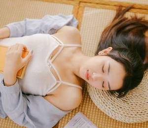 总裁在做的时候接电话 一边走一边干