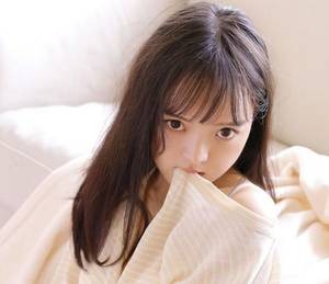 塞荔枝不准掉出来 宝贝慢慢来你可以吞下的