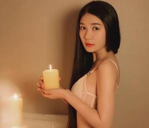 温热的呼吸喷在脸上 客厅兄妹当着父母的面做