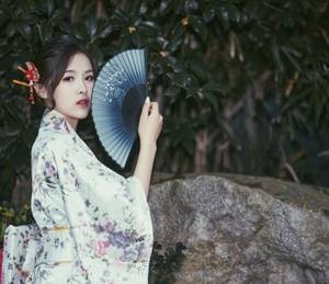 塞荔枝不准掉出来 宝贝慢慢来你可以吞下的