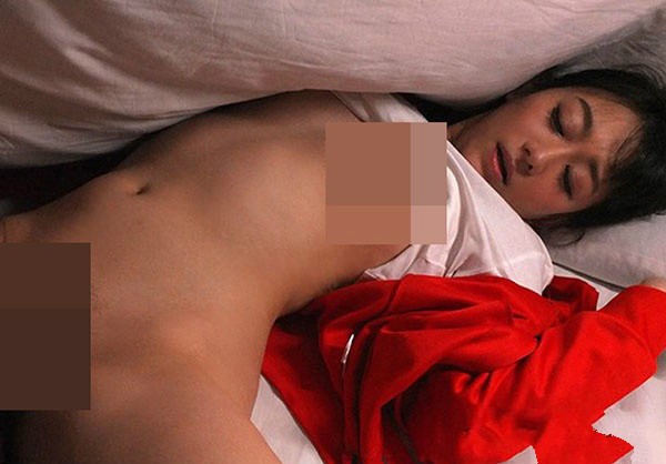 【GG扑克】URE-046: 人妻教师西野翔户外教学偷情小鲜肉遭轮奸。