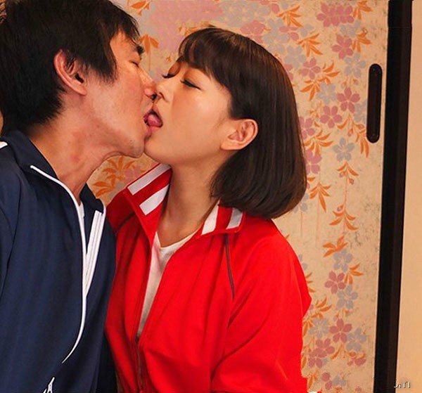 【GG扑克】URE-046: 人妻教师西野翔户外教学偷情小鲜肉遭轮奸。