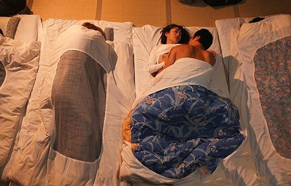 【GG扑克】URE-046: 人妻教师西野翔户外教学偷情小鲜肉遭轮奸。