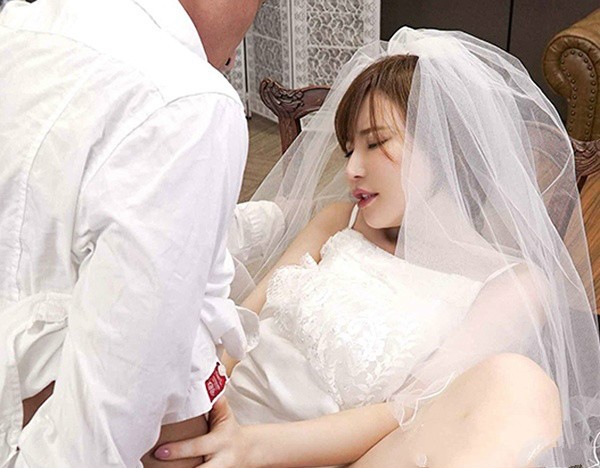 【GG扑克】ABP-811: 美腿空姐里美优莉亚帮机长打飞机,穿着制服骑上去!