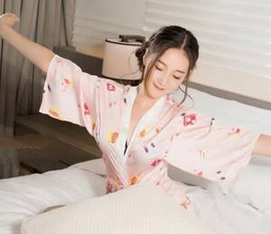 【GG扑克】我和母亲在芦苇丛理 胸前柔软被捏得好疼