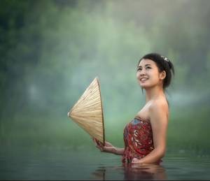 皇帝和太子妃H 他炙热的手探进她的