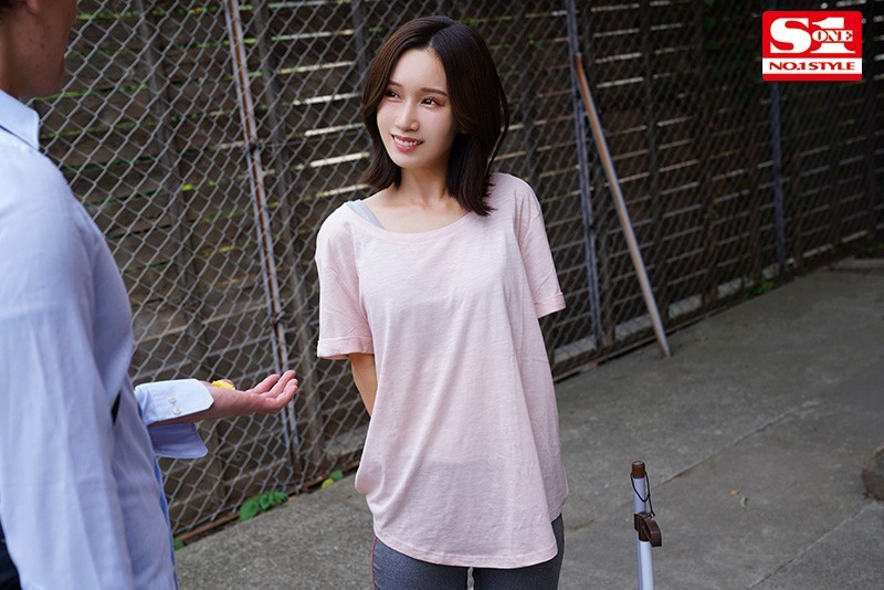 【GG扑克】老婆「小岛みなみ」假借跳广播体操 每天和小7岁男大生双人运动