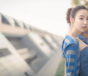 【GG扑克】好难受求求你救我 大手探入紧密的