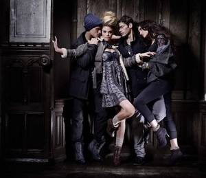 女生一扣她就说疼 把美腿扛在肩上疯狂输出