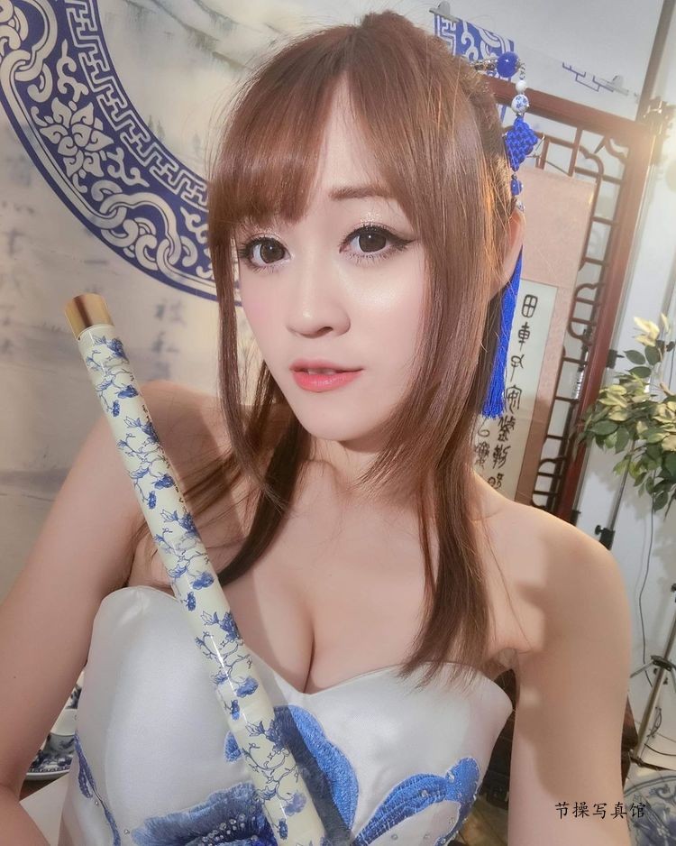 甜美少女吴箐箐写真图片，萌甜脸蛋大眼无辜让人恋爱又沉醉