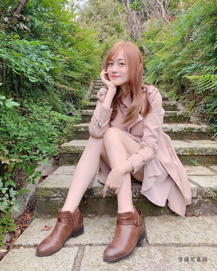 甜美少女吴箐箐写真图片，萌甜脸蛋大眼无辜让人恋爱又沉醉