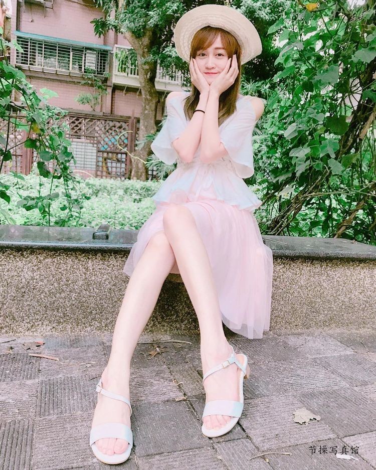 甜美少女吴箐箐写真图片，萌甜脸蛋大眼无辜让人恋爱又沉醉