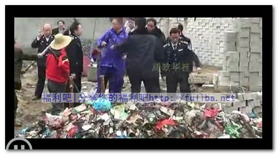 有人看那个城管被锄头敲倒的那个视频了么?触目惊心啊。。。 【GG扑克】有人看那个城管被锄头敲倒的那个视频了么?触目惊心啊。。。