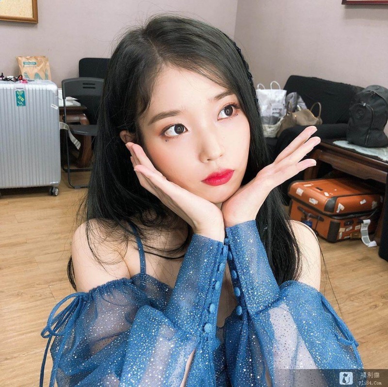 IU“双手伸出”想握粉丝遭拒绝！“当下反应”侧拍曝光…网急喊：让我来握！