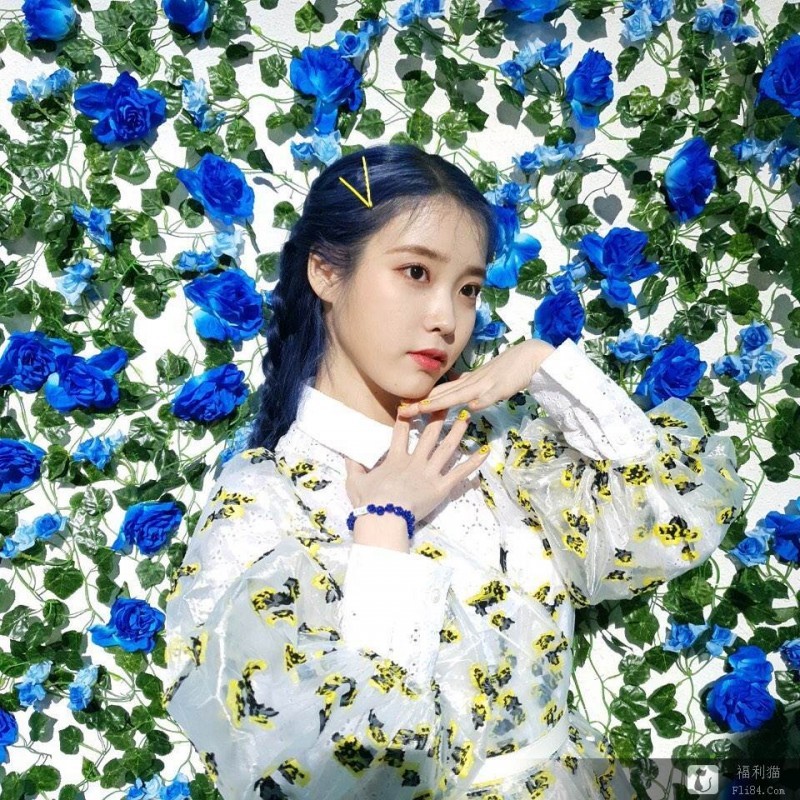 IU“双手伸出”想握粉丝遭拒绝！“当下反应”侧拍曝光…网急喊：让我来握！