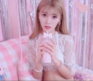 总裁夫人别想逃 腿上的精华液