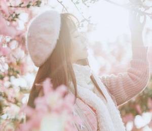 宝贝今天你主动 轻咬着她的唇
