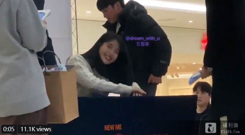 IU“双手伸出”想握粉丝遭拒绝！“当下反应”侧拍曝光…网急喊：让我来握！