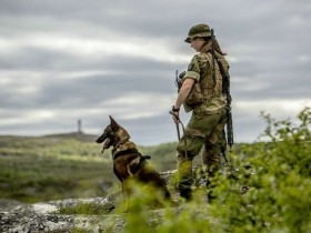 【GG扑克】挪威美女士兵巡逻俄边境线 面容姣好身材妖娆