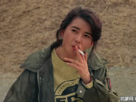 【GG扑克】香港女汉子霸气吸烟gif动态图片