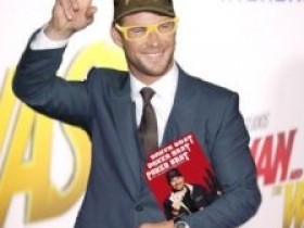 【GG扑克】Chris Hemsworth以Phil Hellmuth的装扮出席电影首映礼