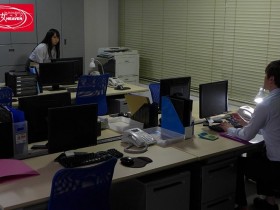 【GG扑克】黑丝OL后辈「枢木あおい」主动骑上来在办公室激情大战.