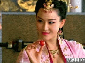 【GG扑克】古装美女喂皇帝吃水果gif动态图片