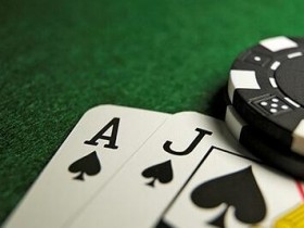 【GG扑克】​不要在多人底池高估你的边缘成手牌！