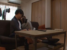 【GG扑克】XVSR-466 ：新婚人妻友田彩也香偷情前男友在客厅重温激情！