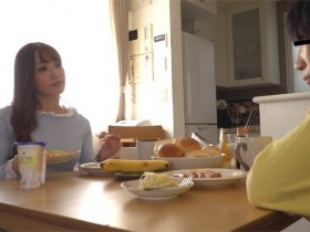 【GG扑克】MMTA-011:穿着黑色裤袜的表姐友田彩也香饥渴的含住弟弟的肉棒。