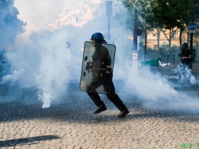 【GG扑克】巴黎环保遊行变骚乱 164人被捕