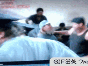 【GG扑克】影片出处:监狱打架,黑人头撞灭火器