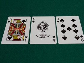【EV扑克】在单色翻牌面应该下大注还是小注？