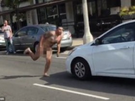 【GG扑克】瘋了！裸男狂吼一聲 飛衝直撞來車