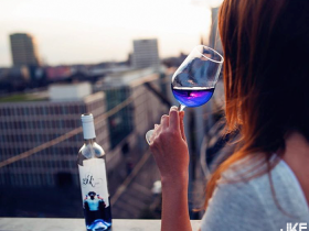 【GG扑克】你從沒看過的藍色葡萄酒，彷彿讓你置身浪漫氣息之中！