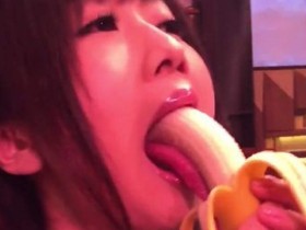 【GG扑克】有病幕後影片《AV女優示範吃香蕉》超想加入這個節目的工作人員