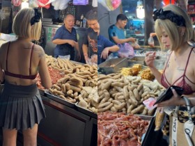 【GG扑克】傳統市場驚見巨乳妹只穿內衣採買烤肉食材　老闆不知道該看哪