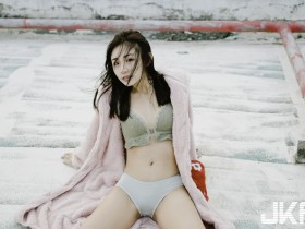 【GG扑克】清秀可人的正妹「Hanna憨憨」天臺大膽秀苗條身材,貼身底褲「曲線好迷人」!