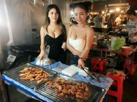 【GG扑克】超火辣!巨乳炸香蕉攤正妹老闆娘超「胸」!客人一直掏….