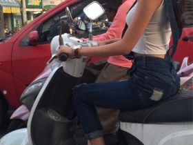 【GG扑克】停紅燈意外捕獲「側乳機車妹」 交警揮到手脫臼沒人動…馬路秒成停車場