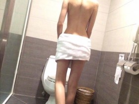 【GG扑克】超辣「E奶浴巾妹」習慣只穿一半 修長美腿根本可繞地球一圈!