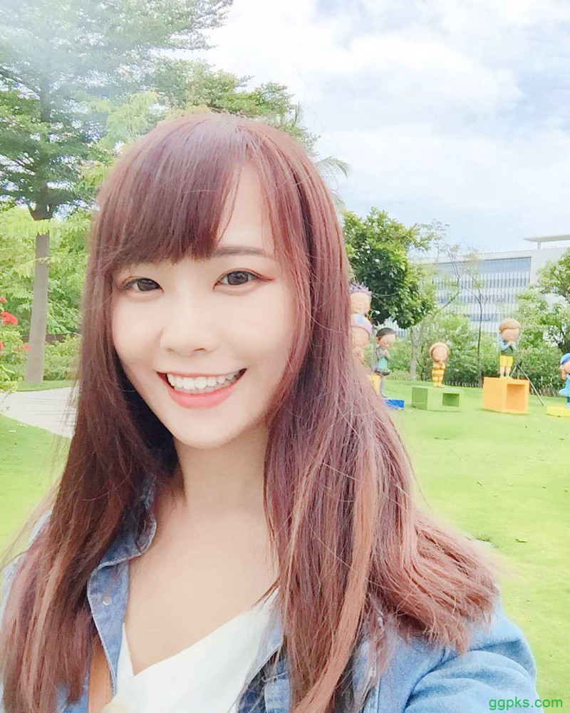 【GG扑克】巨乳护理师正妹 沙滩性感泳装事业线深不见底