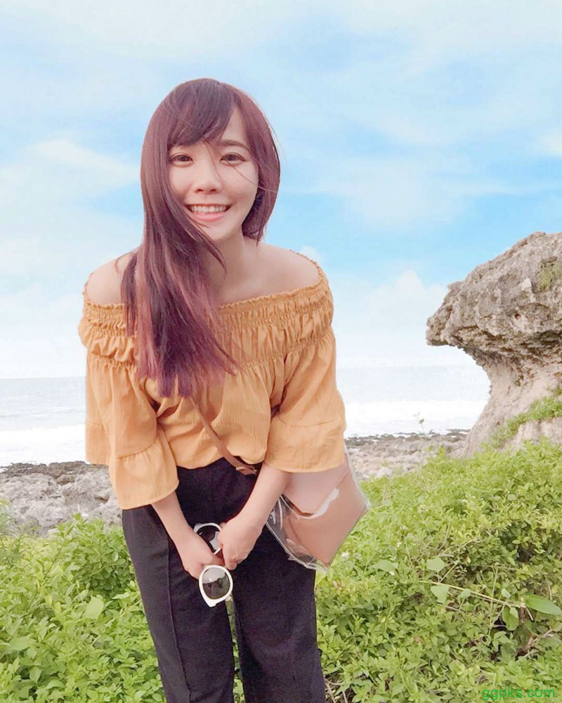 【GG扑克】巨乳护理师正妹 沙滩性感泳装事业线深不见底