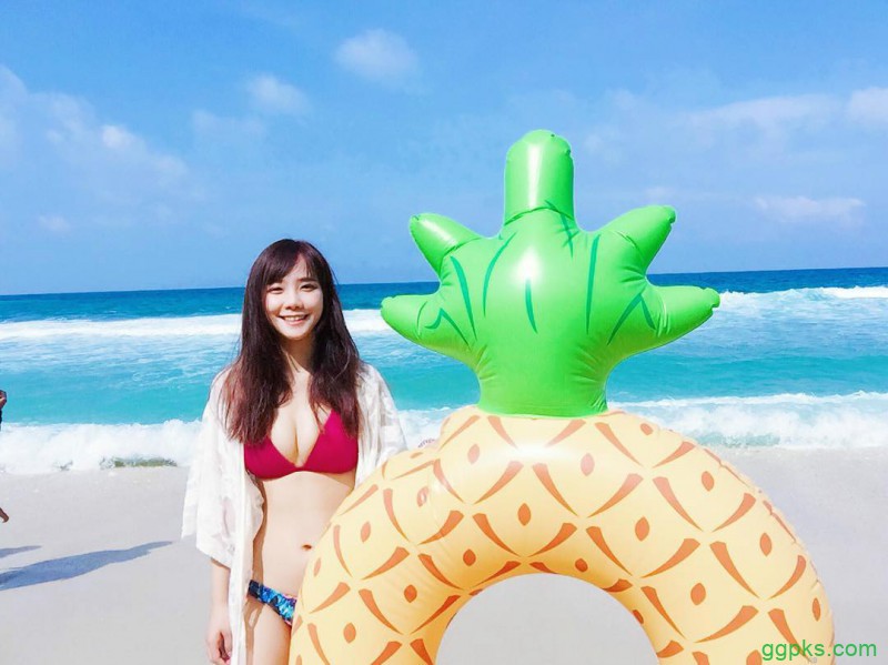 【GG扑克】巨乳护理师正妹 沙滩性感泳装事业线深不见底