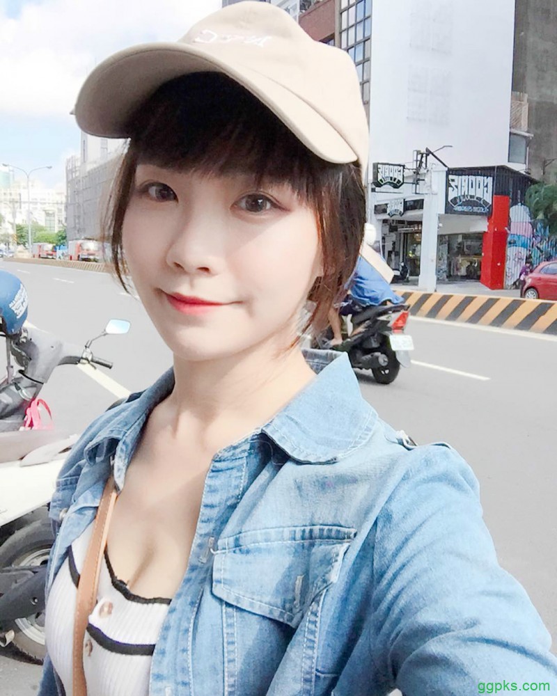 【GG扑克】巨乳护理师正妹 沙滩性感泳装事业线深不见底