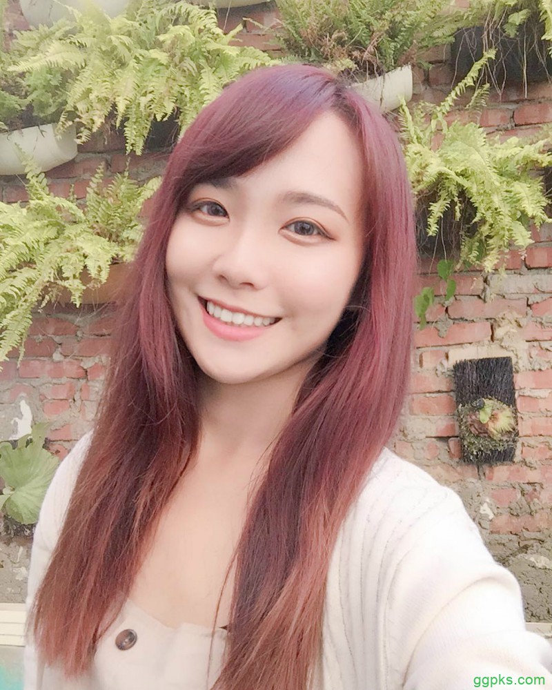【GG扑克】巨乳护理师正妹 沙滩性感泳装事业线深不见底