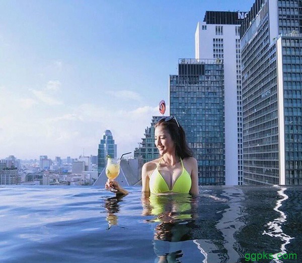 比基尼正妹扬扬 户外性感写真撩动人心