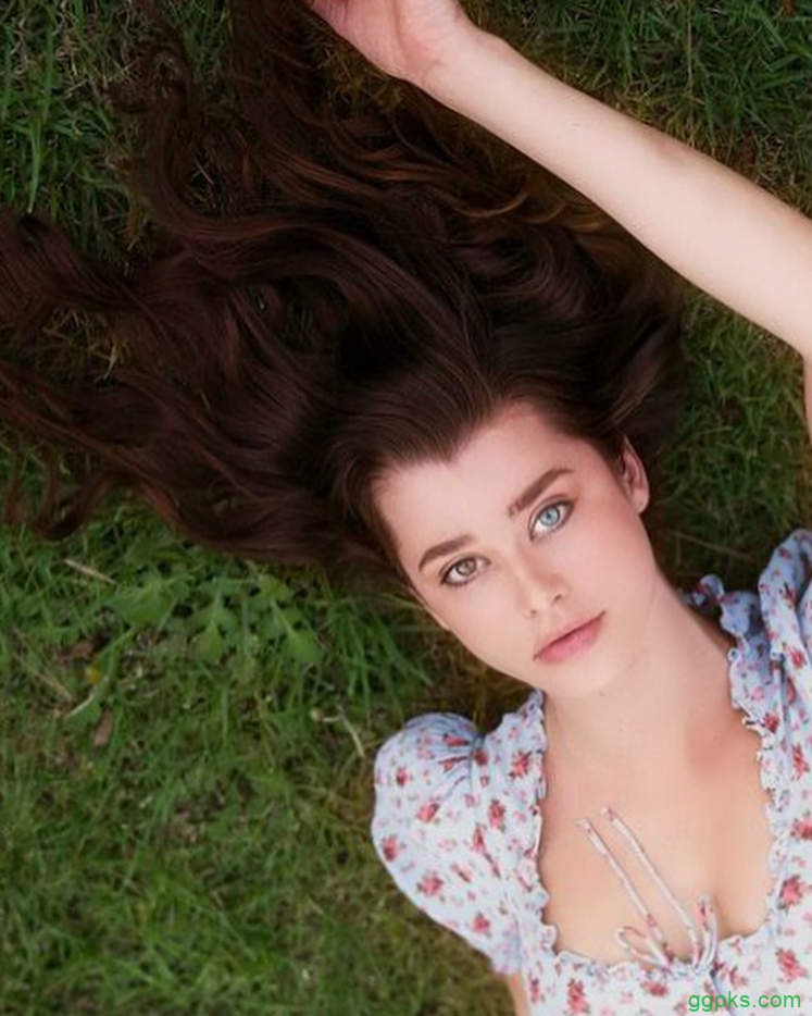 【GG扑克】异色瞳性感模特Sarah McDaniel 患虹膜异色症美得独一无二