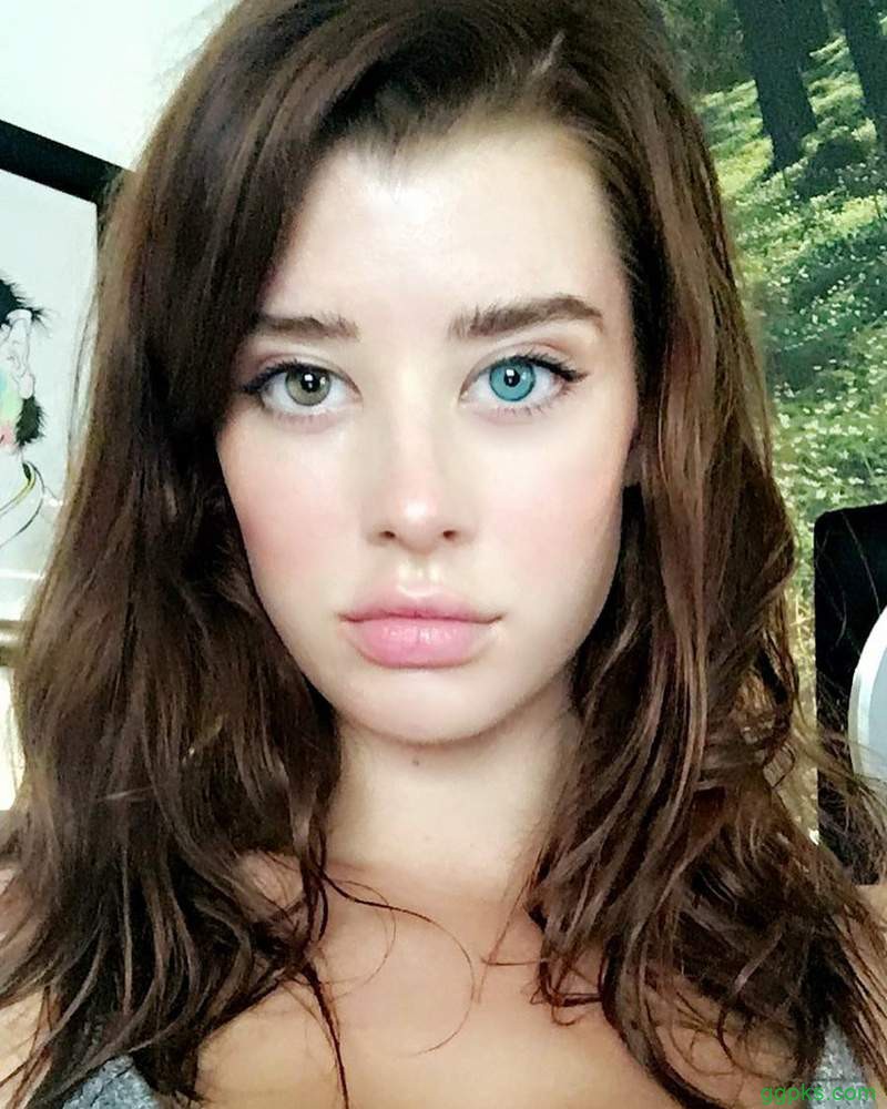 【GG扑克】异色瞳性感模特Sarah McDaniel 患虹膜异色症美得独一无二